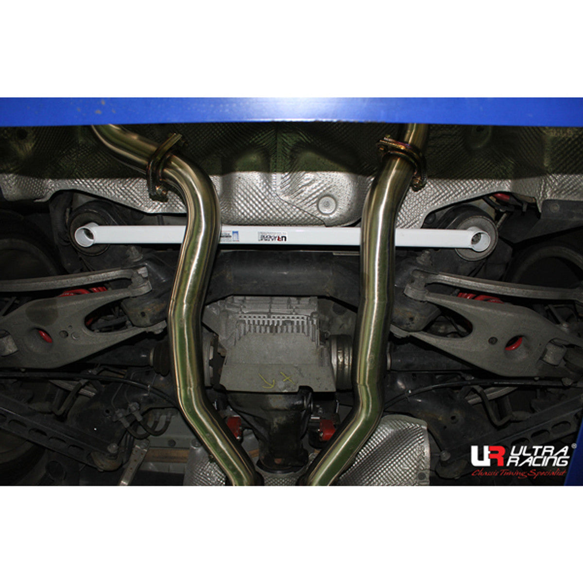 Ultra Racing - 2pt Rear Lower Brace - 2007-2013 BMW M3 - UR-RL2-1048