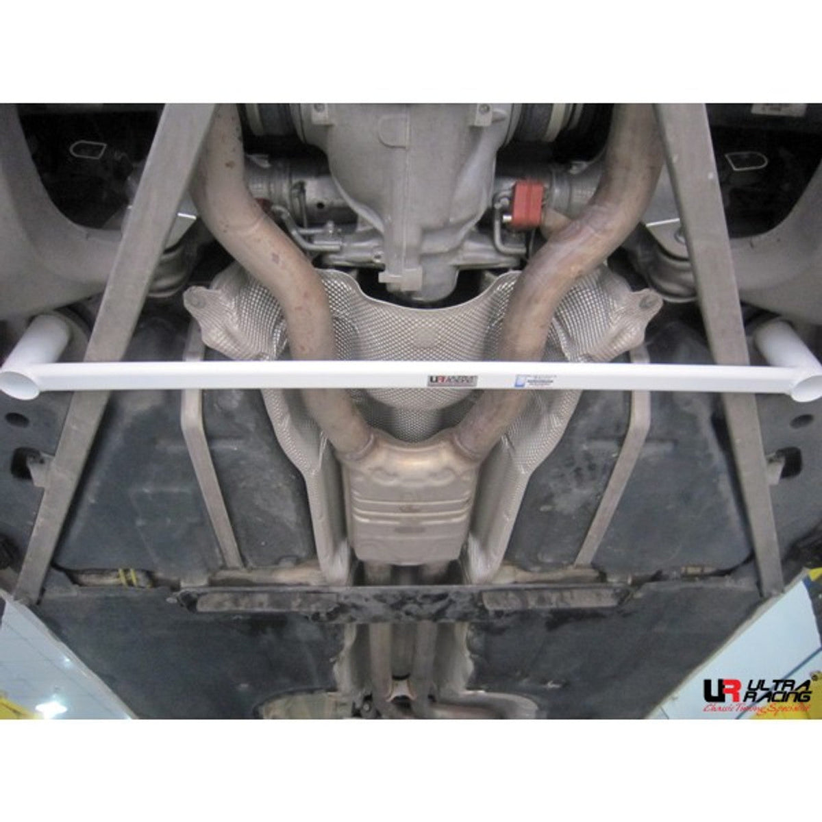 Ultra Racing - 2pt Rear Lower Brace - BMW 6 SERIES COUPE (E63) 2004-2010 - UR-RL2-1903